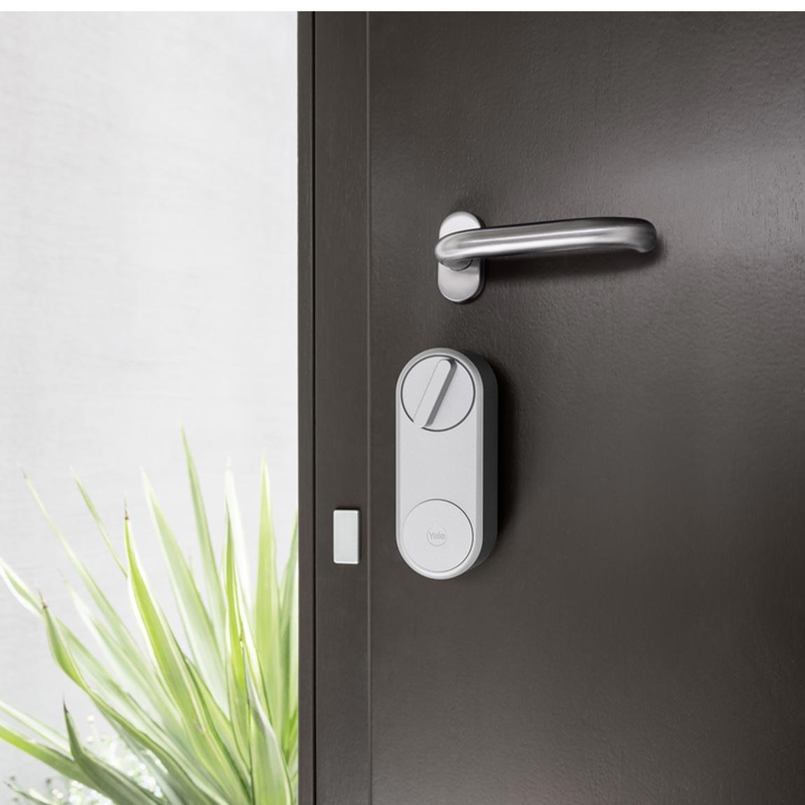 Bosch Smart Home - Set Zutrittskontrolle_Lifestyle_Yale Lock an Tür