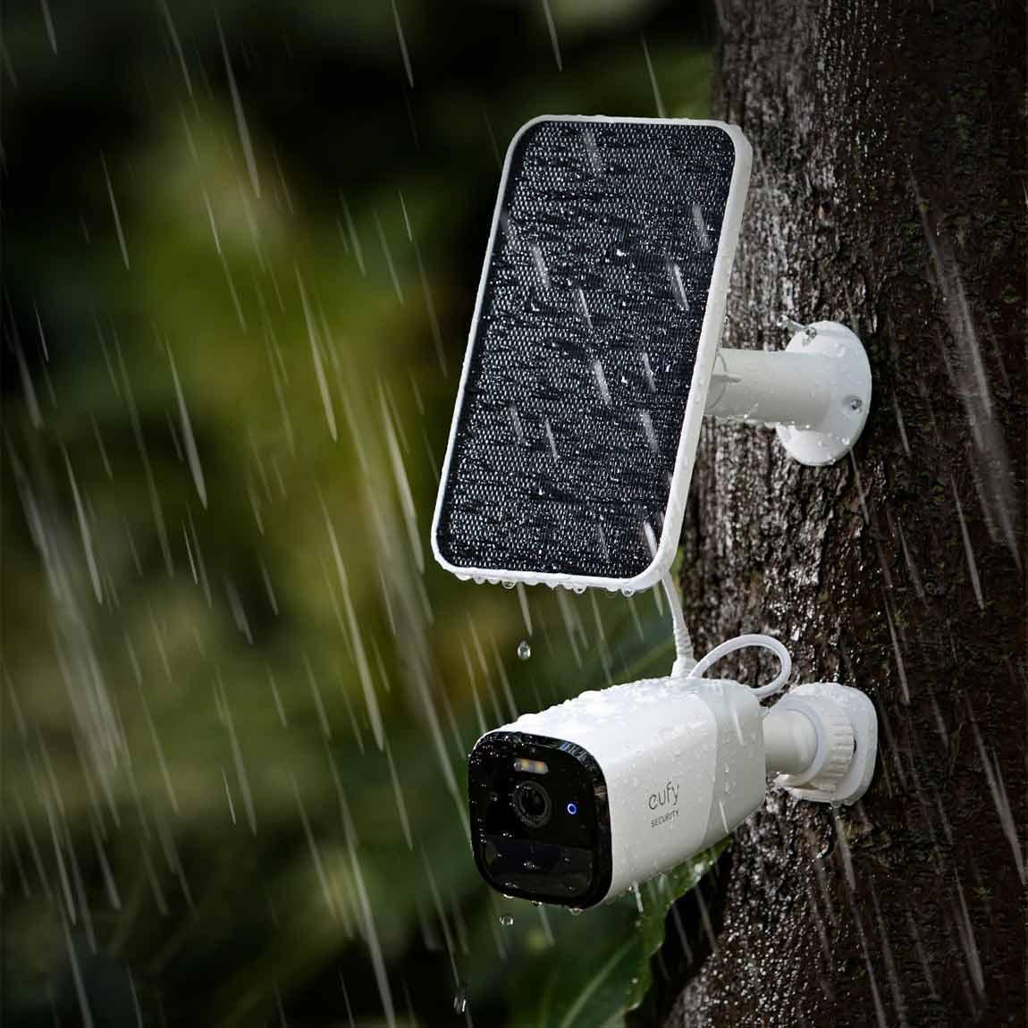 eufy 4G Cam - Smarte LTE-Sicherheitskamera_Lifestyle_im Regen