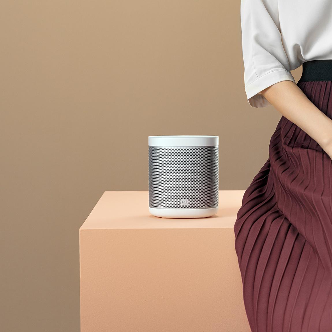 Xiaomi Mi Smart Speaker neben Frau