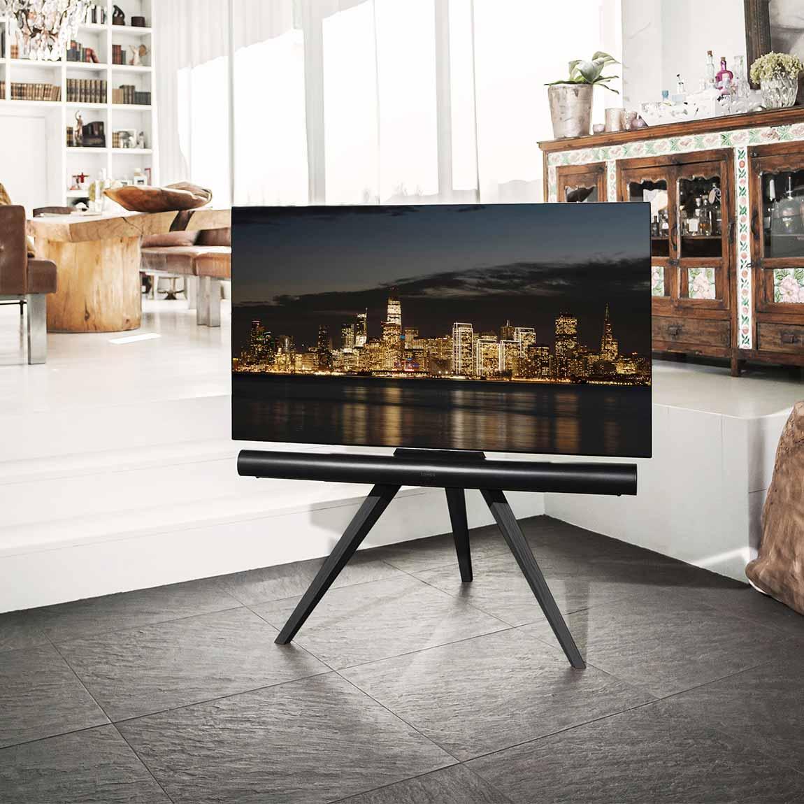 Spectral Art AX TV-Stand - Eiche schwarz mit Sonos Arc und Fernseher im Wohnzimmer