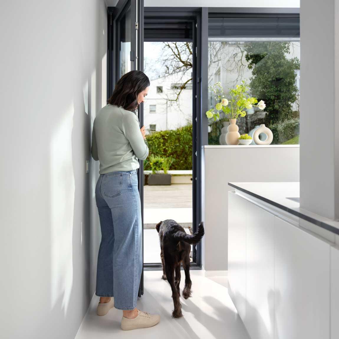 Bosch Smart Home Tür-/ Fensterkontakt II Plus_Lifestyle_Mit Hund