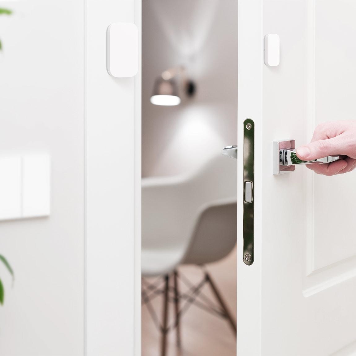 Aqara Door & Window Sensor - Smarter Tür-/Fensterkontakt_Lifestyle_An Tür