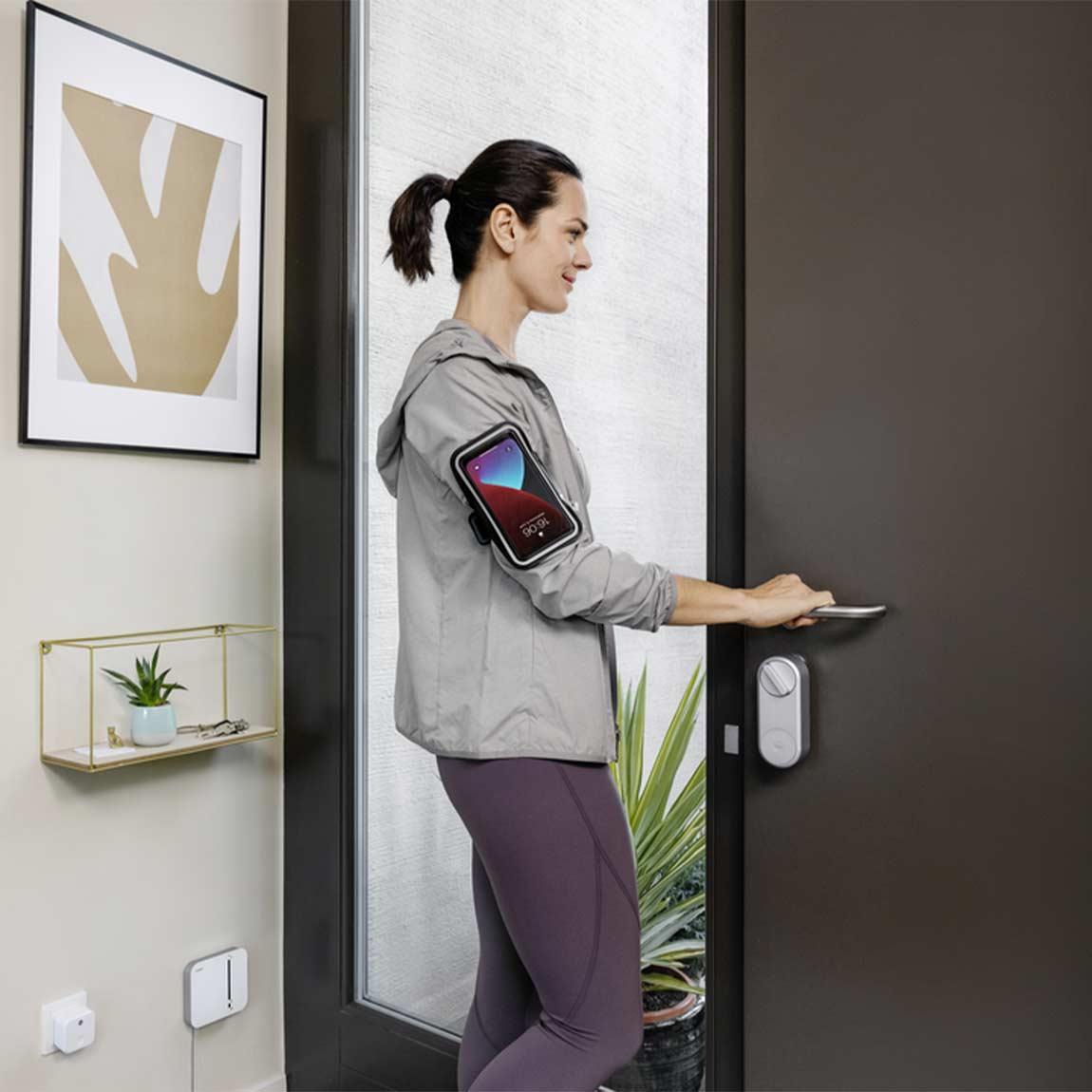 Bosch & Yale Linus Smart Lock - Lifestyle - Frau verlässt Haus