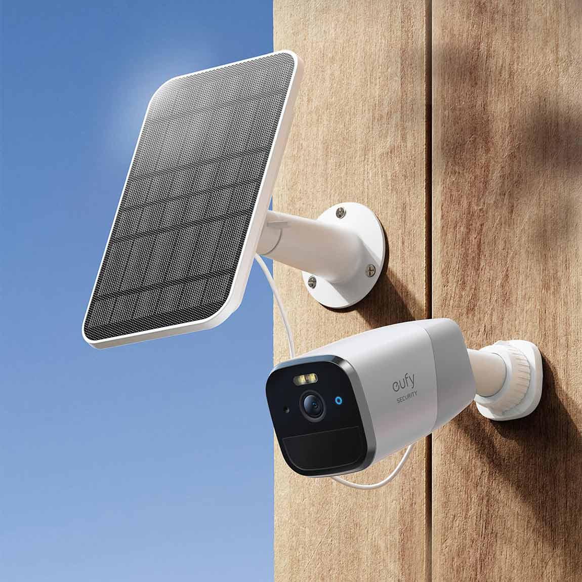 eufy 4G Cam - Smarte LTE-Sicherheitskamera_Lifestyle_an Wand montiert mit Solarpaneel