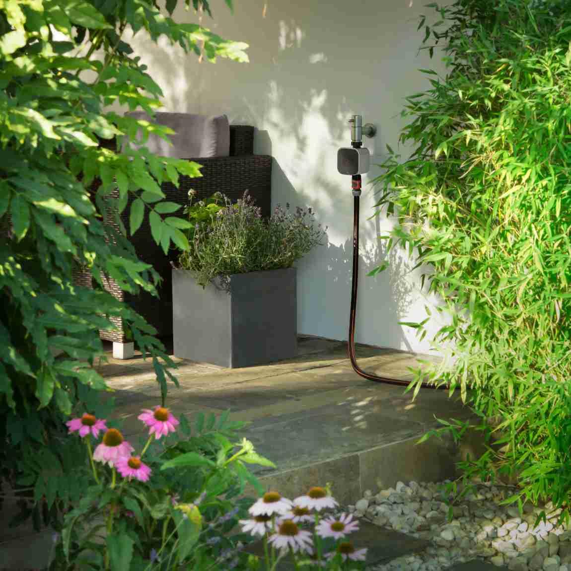 Eve Aqua (2022)_Lifestyle_Wasserhahn im Garten