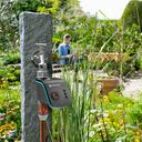 GARDENA smart Water Control und Frau im Garten