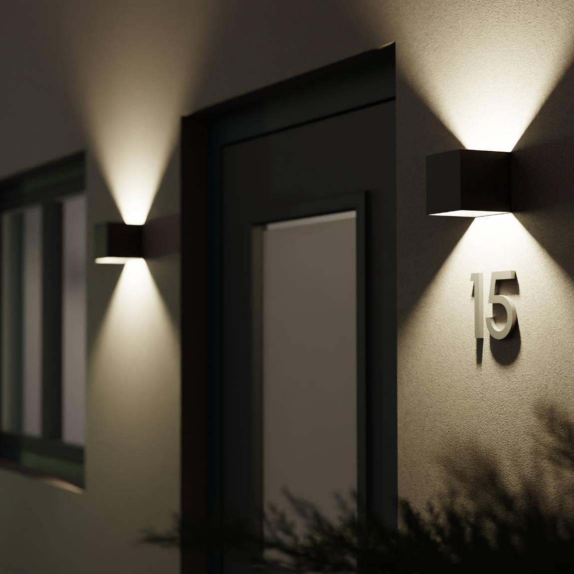 Hombli Smart Wall Light_Lifestyle_weiß beleuchtete Tür