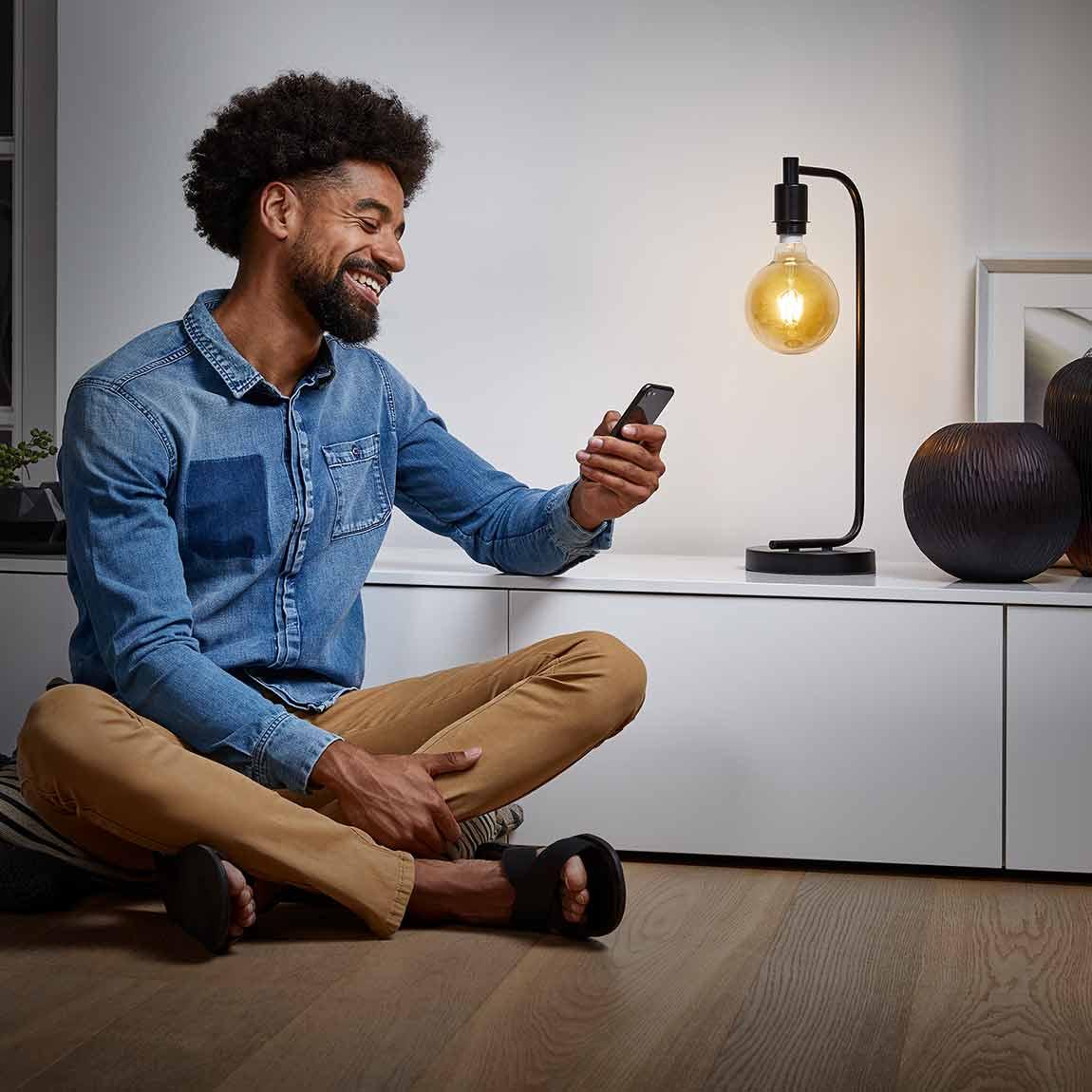 Ledvance SMART+ Bluetooth Filament Globe E27 DIM Amber-Gold Coating_lifestyle