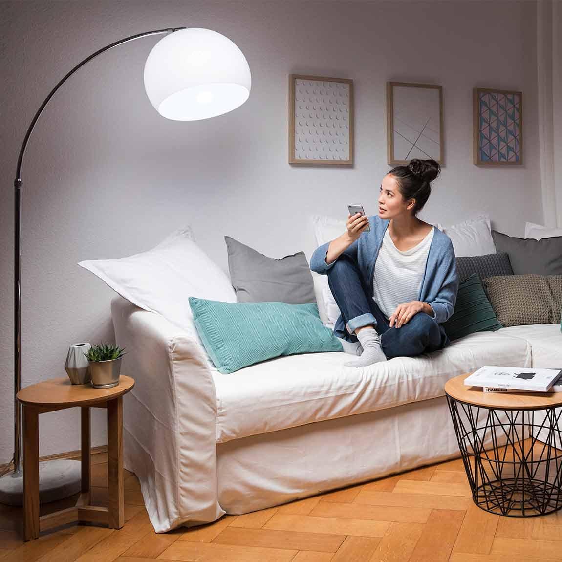 Google Nest Hub (2. Generation) + Ledvance SMART+ Bluetooth Farbig E27 - Lifestyle - Licht weiß