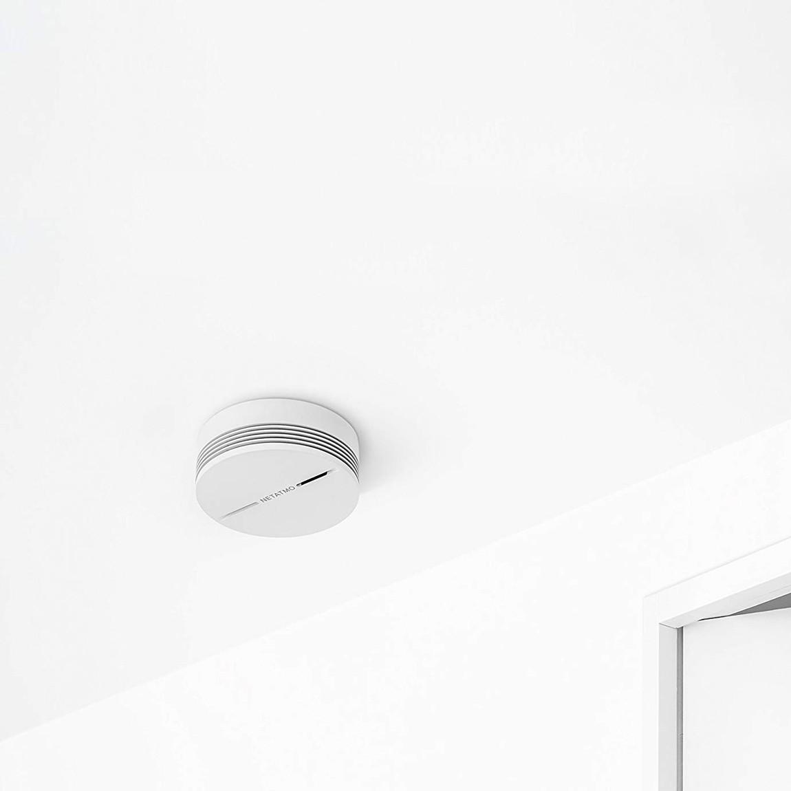 Netatmo Smarter Rauchmelder schräg an der Decke mit Rauch 