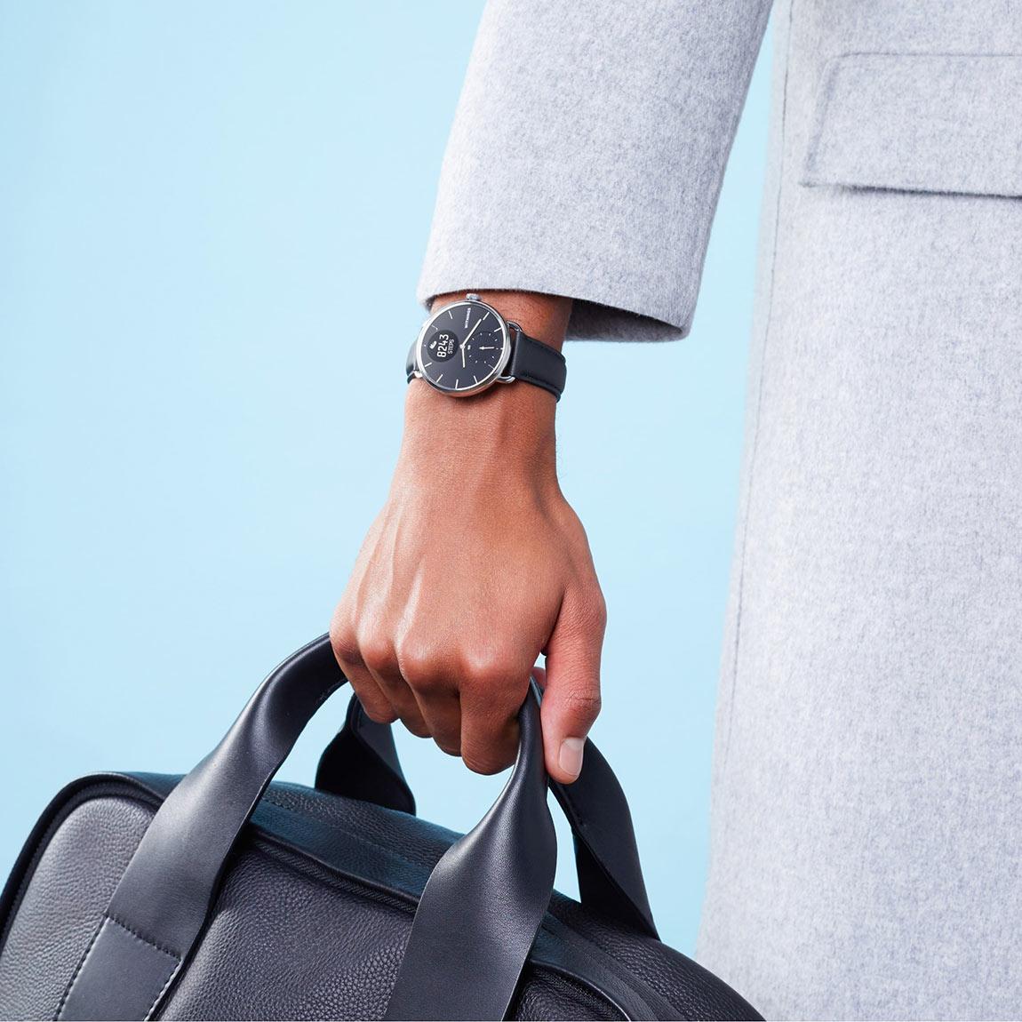 Withings ScanWatch an Handgelenk mit Tasche