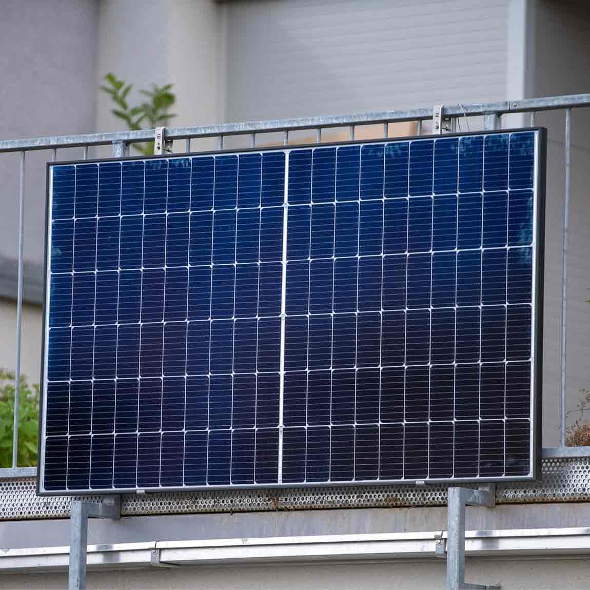 EET Solar LightMate Balkon Plus - Balkonkraftwerk mit Balkonhalterung (2x 430Wp) - Schwarz_lifestyle