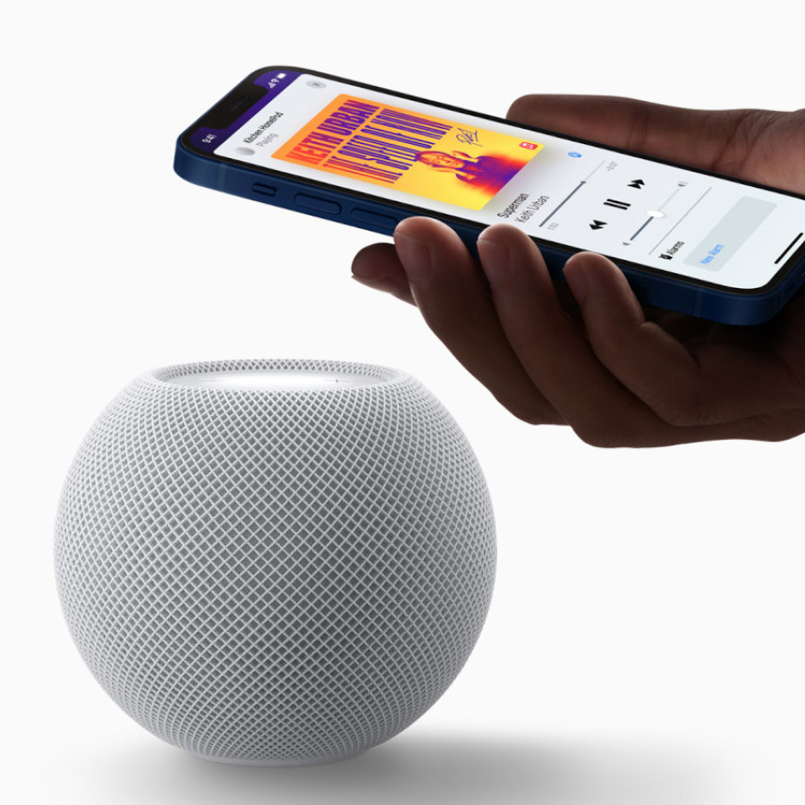  Apple HomePod mini mit iPhone bei der Musikwiedergabe