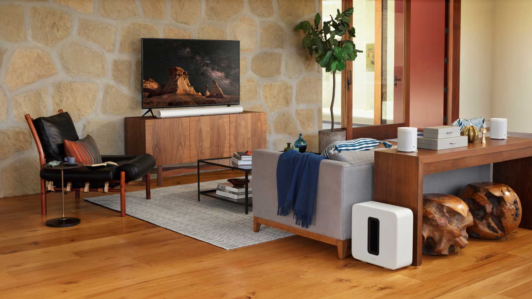 Wohnzimmer mit Sonos Heimkino Set aus Arc, Sub und Sonos One in weiß