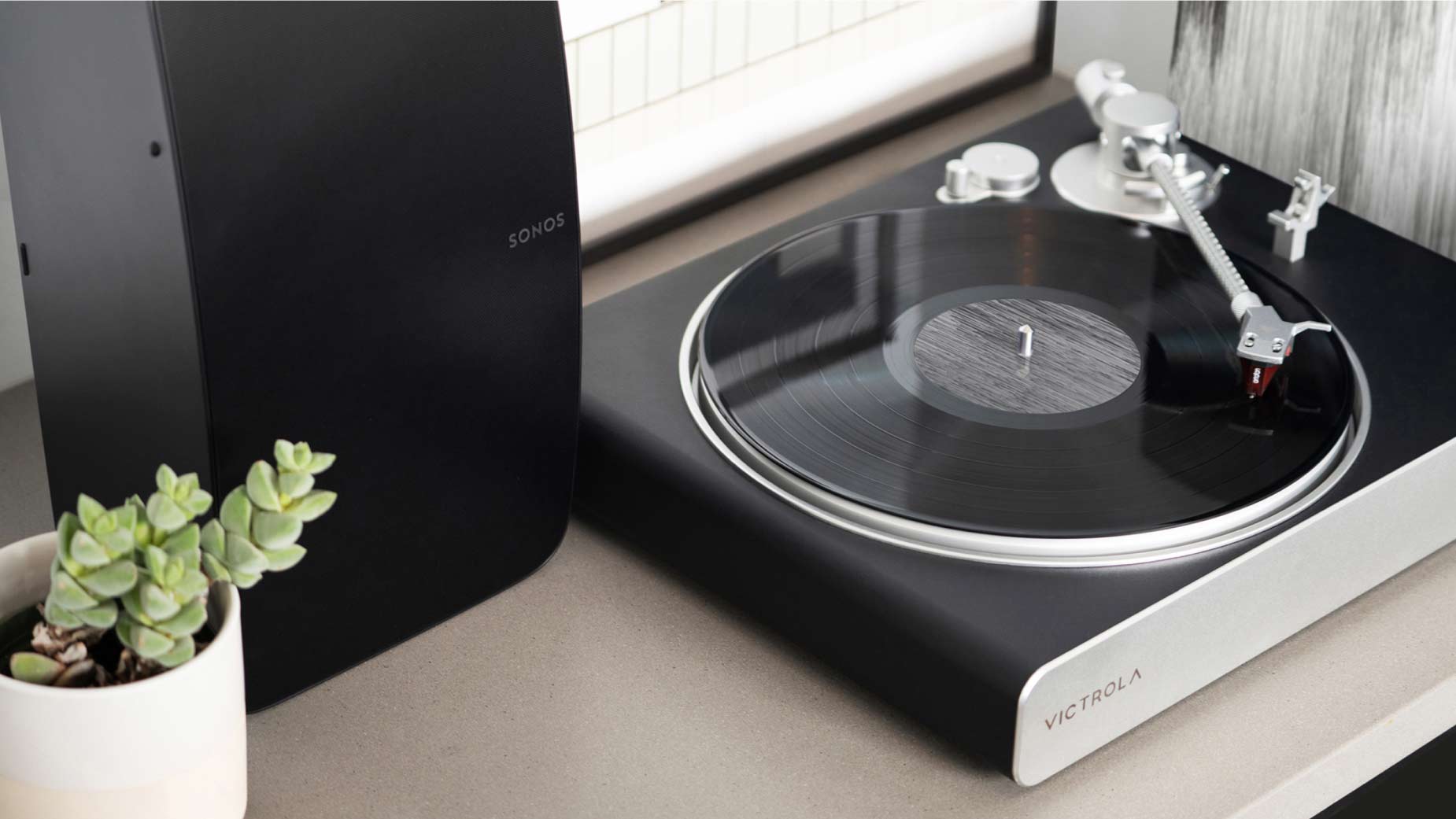 Victrola Stream Carbon Plattenspieler mit Sonos Lautsprecher