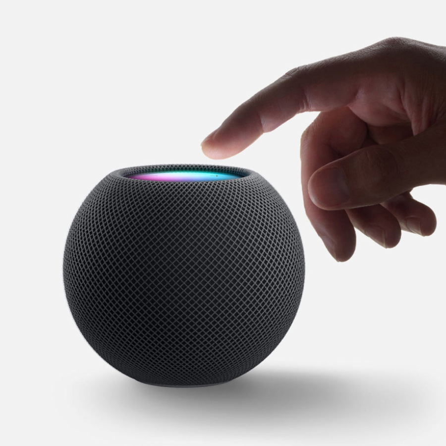 Apple HomePod mini wird angetippt