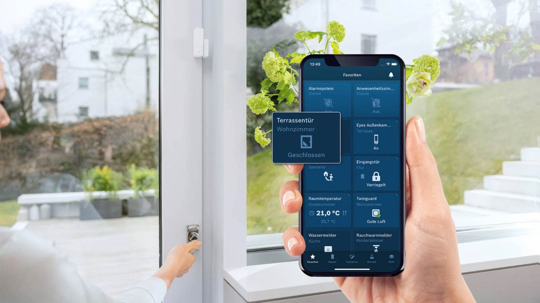 Bosch Smart Home Tür- und Fenstersensor an Terrassentür mit Smartphone-App