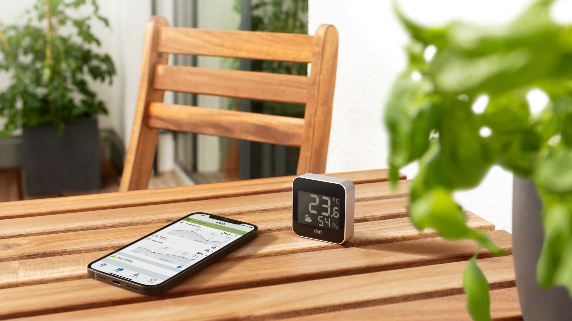 Eve Weather smarter Wettersensor draußen auf Gartentisch