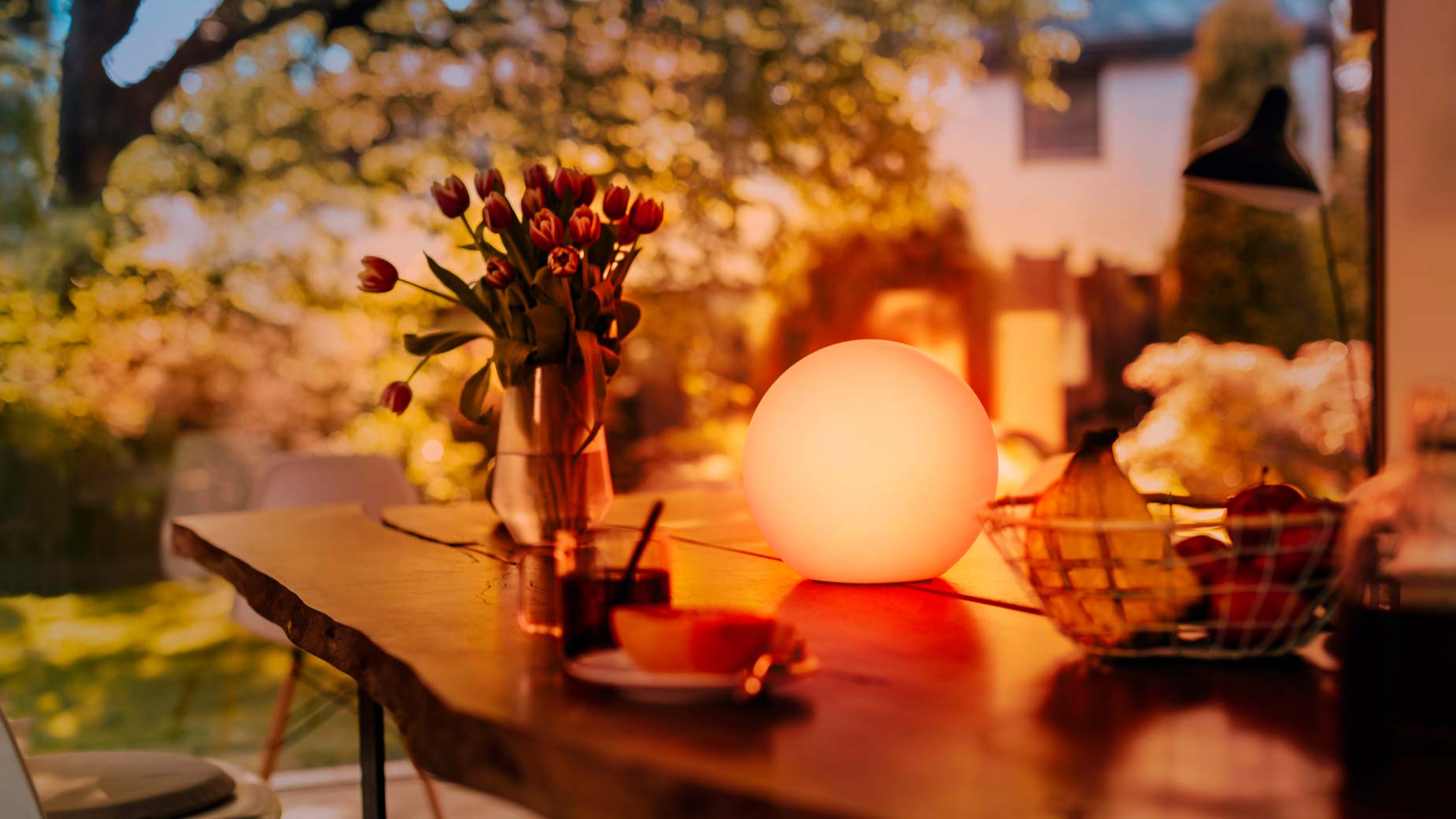 Eve Flare smarte Tischlampe auf Terrassentisch im Garten