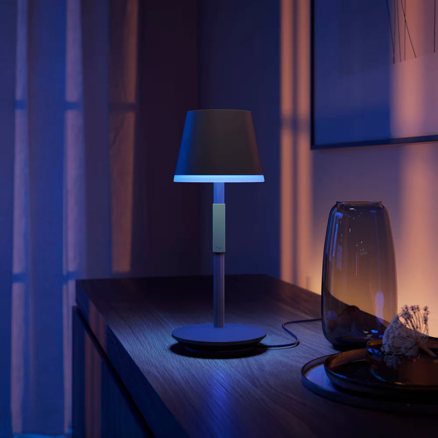 Philips Hue White & Color Ambiance Go - Tragbare Tischleuchte auf Kommode mit blauem Licht