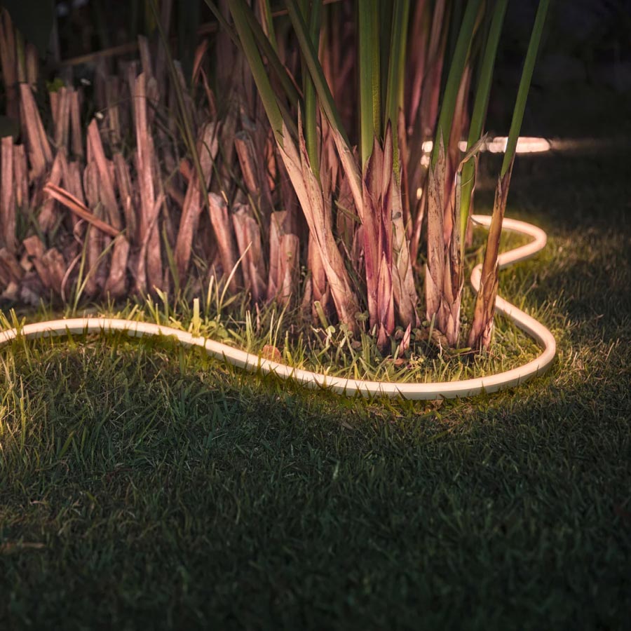 Philips Hue Outdoor LED-Streifen im Garten auf dem Rasen