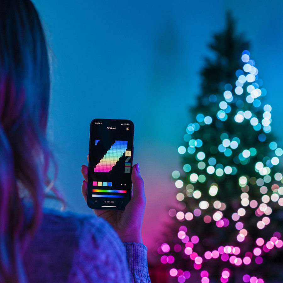 Twinkly smarte Lichterkette mit Farbwechsel-Editor in App an Weihnachtsbaum