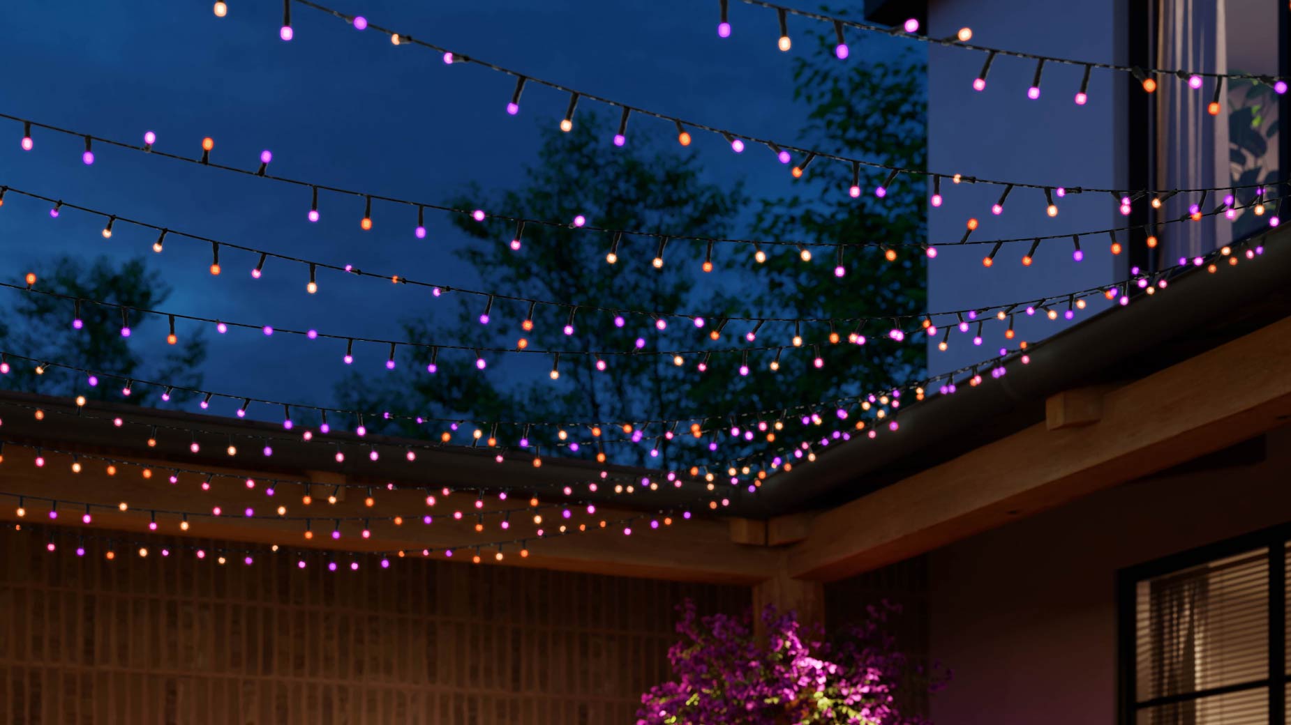 Philips Hue Festavia smarte Lichterkette im Außenbereich über Terrasse an Balken befestigt