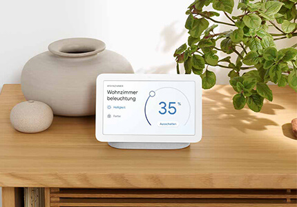 Google Nest Hub auf Kommode mit Wohnzimmerbeleuchtung