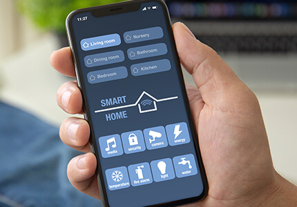 Smartphone mit Anzeige der Smart Home Steuerung.