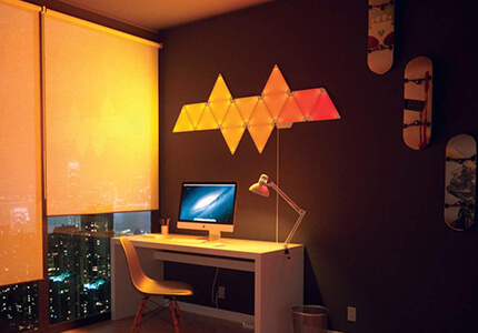 Nanoleaf Panels an der Wand hinter dem Schreibtisch plaziert.