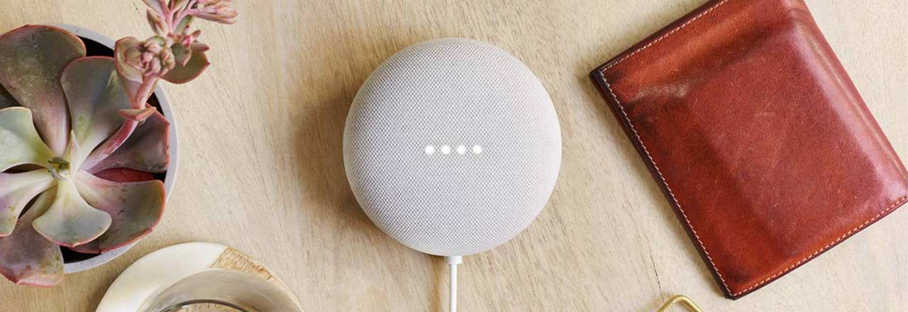 Google Nest Mini auf Tisch